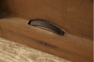 アンティーク建具　総欅(ケヤキ)材　重厚感のある佇まいが魅力の蔵戸1枚(玄関戸、引き戸)(R-068917)