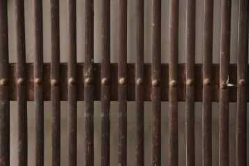 アンティーク建具　総欅(ケヤキ)材　上質な和の雰囲気を高める桟の細かい格子蔵戸1枚(引き戸、格子戸、玄関戸)(R-068918)