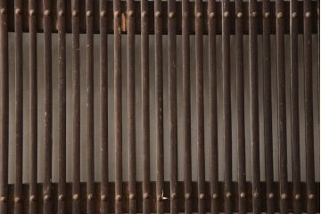 アンティーク建具　総欅(ケヤキ)材　上質な和の雰囲気を高める桟の細かい格子蔵戸1枚(引き戸、格子戸、玄関戸)(R-068918)