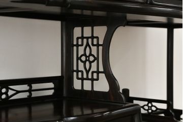 中古　黒檀無垢材　上質なこだわりの空間づくりにおすすめの飾り棚(茶棚、戸棚、収納棚、違い棚)(R-068919)