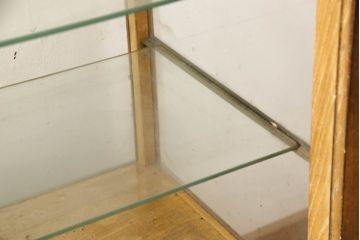 和製アンティーク　ナラ(楢)材　タイル柄　トタン鉄板貼り　昭和レトロな佇まいが魅力的なガラスケース(ショーケース、ディスプレイケース、コレクションケース、飾り棚、陳列棚、店舗什器)(R-068922)