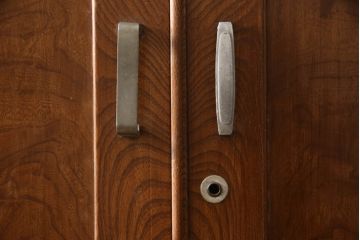 和製アンティーク　中桐材　観音扉　レトロな佇まいの衣装盆付きチェスト(和タンス、衣装箪笥、収納タンス、整理たんす、引き出し、着物箪笥)(R-068923)