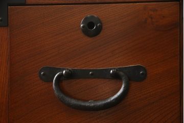 中古　美品　前面欅(ケヤキ)材　品のある佇まいが美しいローチェスト(ローボード、引き出し、衣装箪笥、和箪笥、整理タンス、収納たんす)(R-068924)