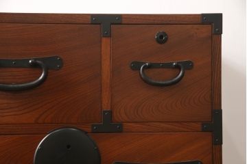 中古　美品　前面欅(ケヤキ)材　品のある佇まいが美しいローチェスト(ローボード、引き出し、衣装箪笥、和箪笥、整理タンス、収納たんす)(R-068924)