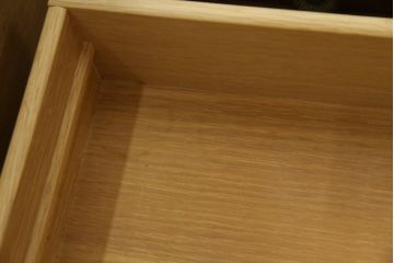 中古　DREXEL HERITAGE(ドレクセルヘリテイジ)　Triune(トライユン)　気品溢れるエレガントなマホガニー材製チェスト(引き出し、サイドボード、サイドチェスト)(R-068929)