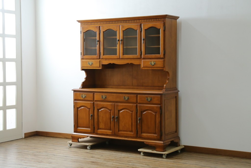 中古　横浜ダニエル(daniel)　イギリスアンティークを彷彿させる佇まいが魅力のカップボード　定価約140万円　(R-068930)