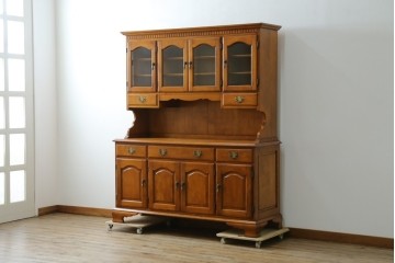 中古　横浜ダニエル(daniel)　イギリスアンティークを彷彿させる佇まいが魅力のカップボード　定価約140万円　(R-068930)