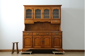 中古　横浜ダニエル(daniel)　イギリスアンティークを彷彿させる佇まいが魅力のカップボード　定価約140万円　(R-068930)