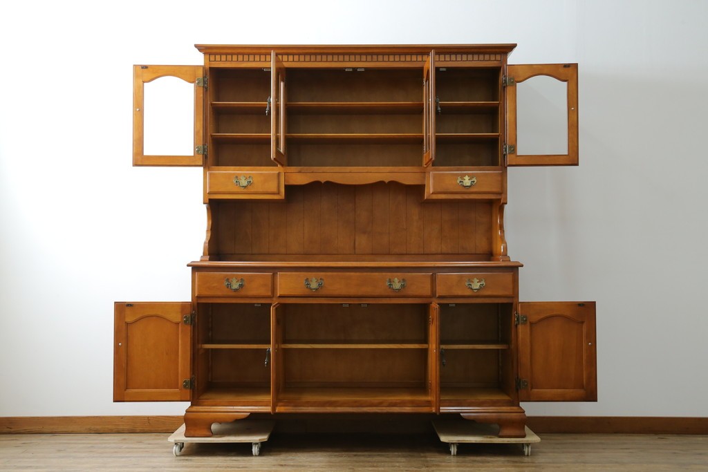 中古　横浜ダニエル(daniel)　イギリスアンティークを彷彿させる佇まいが魅力のカップボード　定価約140万円　(R-068930)