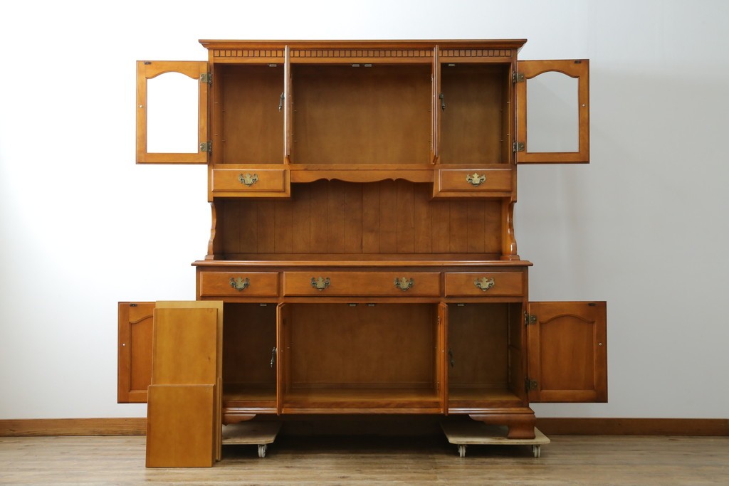 中古　横浜ダニエル(daniel)　イギリスアンティークを彷彿させる佇まいが魅力のカップボード　定価約140万円　(R-068930)