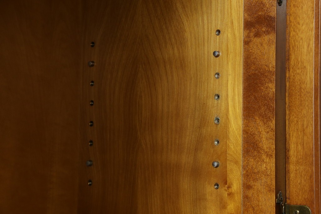 中古　横浜ダニエル(daniel)　イギリスアンティークを彷彿させる佇まいが魅力のカップボード　定価約140万円　(R-068930)