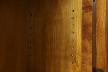 中古　横浜ダニエル(daniel)　イギリスアンティークを彷彿させる佇まいが魅力のカップボード　定価約140万円　(R-068930)