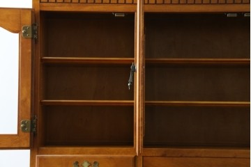 中古　横浜ダニエル(daniel)　イギリスアンティークを彷彿させる佇まいが魅力のカップボード　定価約140万円　(R-068930)