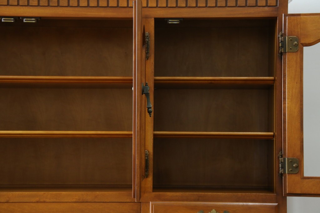 中古　横浜ダニエル(daniel)　イギリスアンティークを彷彿させる佇まいが魅力のカップボード　定価約140万円　(R-068930)