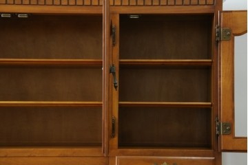 中古　横浜ダニエル(daniel)　イギリスアンティークを彷彿させる佇まいが魅力のカップボード　定価約140万円　(R-068930)