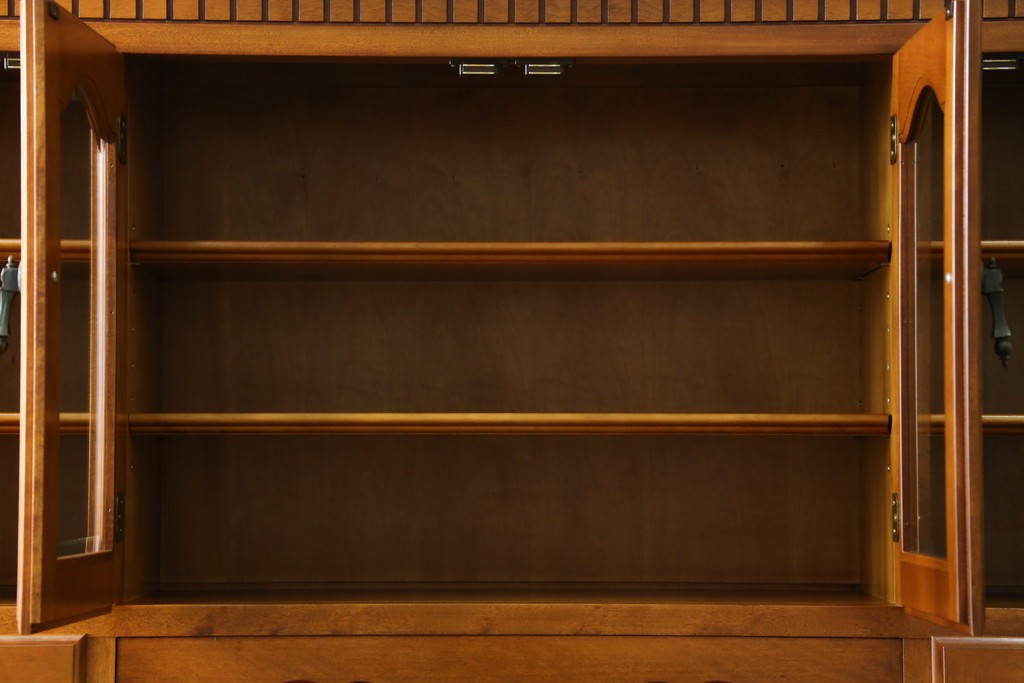 中古　横浜ダニエル(daniel)　イギリスアンティークを彷彿させる佇まいが魅力のカップボード　定価約140万円　(R-068930)