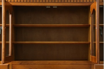 中古　横浜ダニエル(daniel)　イギリスアンティークを彷彿させる佇まいが魅力のカップボード　定価約140万円　(R-068930)