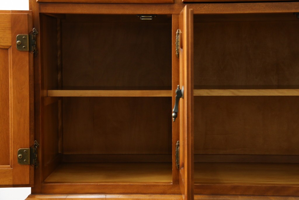 中古　横浜ダニエル(daniel)　イギリスアンティークを彷彿させる佇まいが魅力のカップボード　定価約140万円　(R-068930)