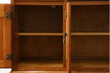 中古　横浜ダニエル(daniel)　イギリスアンティークを彷彿させる佇まいが魅力のカップボード　定価約140万円　(R-068930)