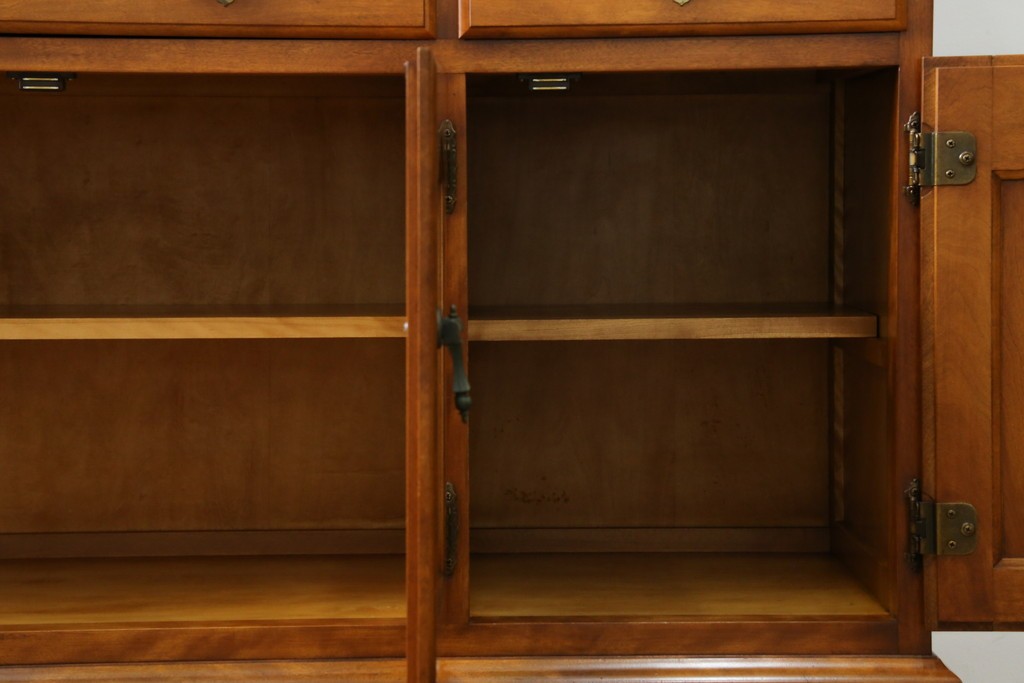 中古　横浜ダニエル(daniel)　イギリスアンティークを彷彿させる佇まいが魅力のカップボード　定価約140万円　(R-068930)