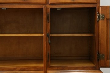 中古　横浜ダニエル(daniel)　イギリスアンティークを彷彿させる佇まいが魅力のカップボード　定価約140万円　(R-068930)