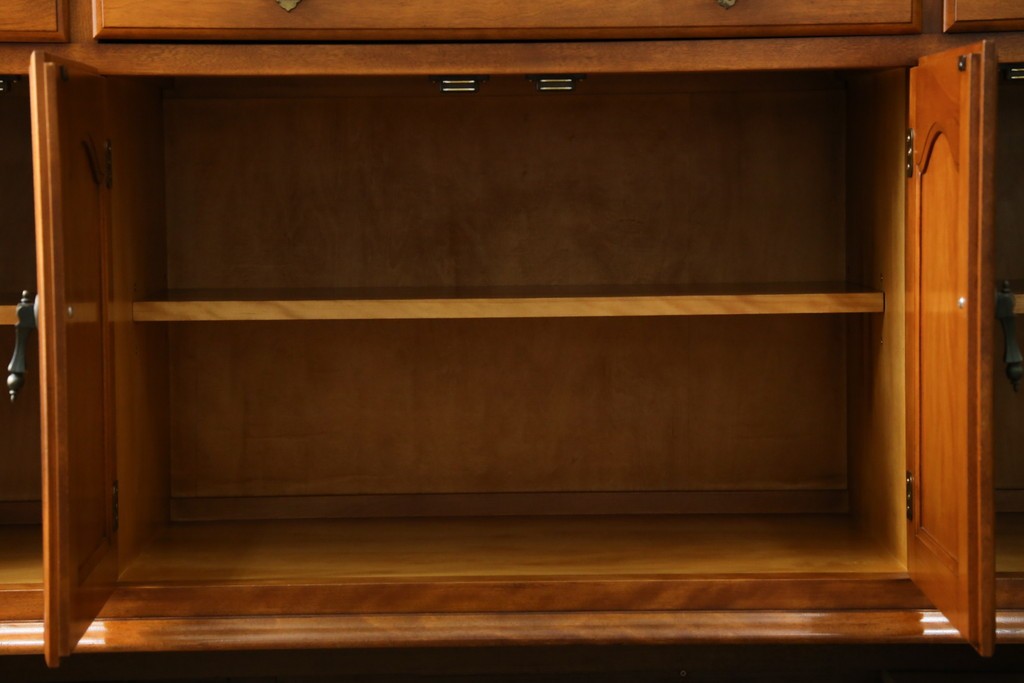 中古　横浜ダニエル(daniel)　イギリスアンティークを彷彿させる佇まいが魅力のカップボード　定価約140万円　(R-068930)