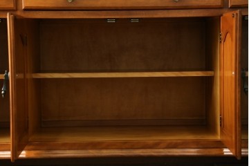 中古　横浜ダニエル(daniel)　イギリスアンティークを彷彿させる佇まいが魅力のカップボード　定価約140万円　(R-068930)