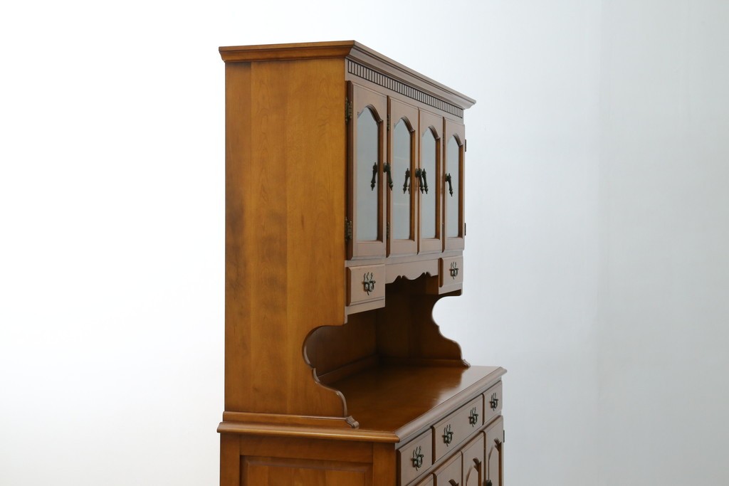 中古　横浜ダニエル(daniel)　イギリスアンティークを彷彿させる佇まいが魅力のカップボード　定価約140万円　(R-068930)