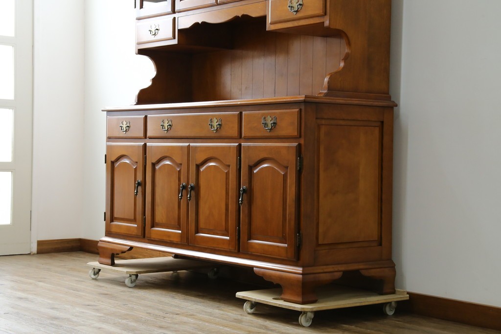 中古　横浜ダニエル(daniel)　イギリスアンティークを彷彿させる佇まいが魅力のカップボード　定価約140万円　(R-068930)