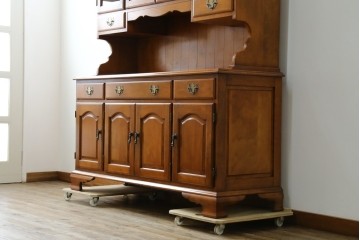 中古　横浜ダニエル(daniel)　イギリスアンティークを彷彿させる佇まいが魅力のカップボード　定価約140万円　(R-068930)