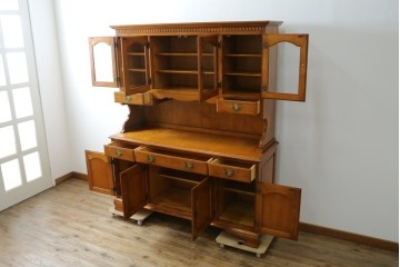 中古　横浜ダニエル(daniel)　イギリスアンティークを彷彿させる佇まいが魅力のカップボード　定価約140万円　(R-068930)