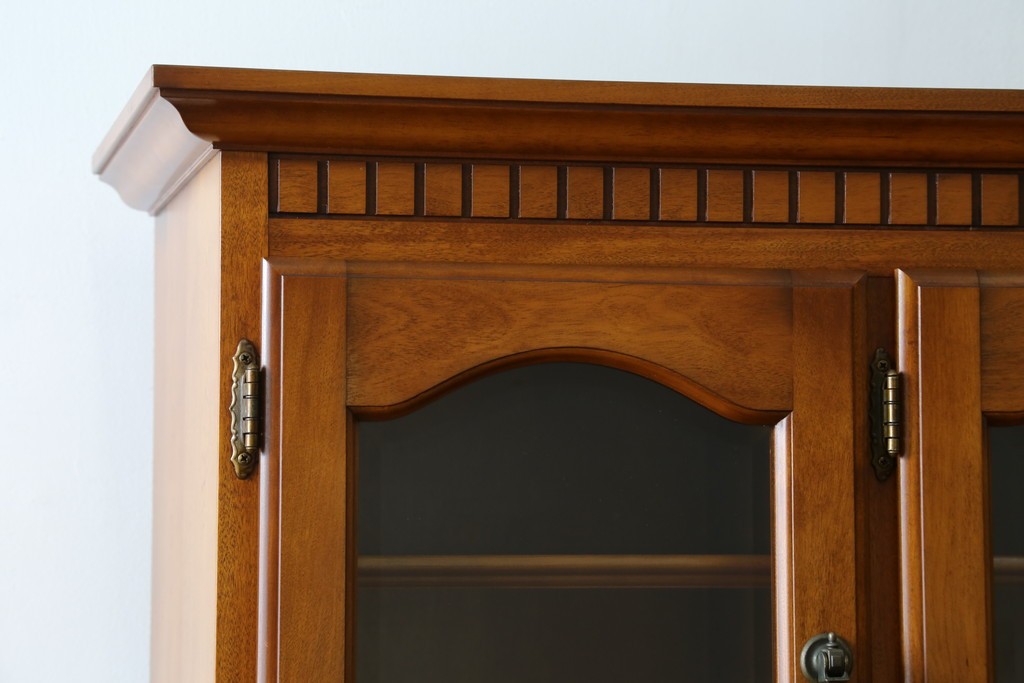 中古　横浜ダニエル(daniel)　イギリスアンティークを彷彿させる佇まいが魅力のカップボード　定価約140万円　(R-068930)