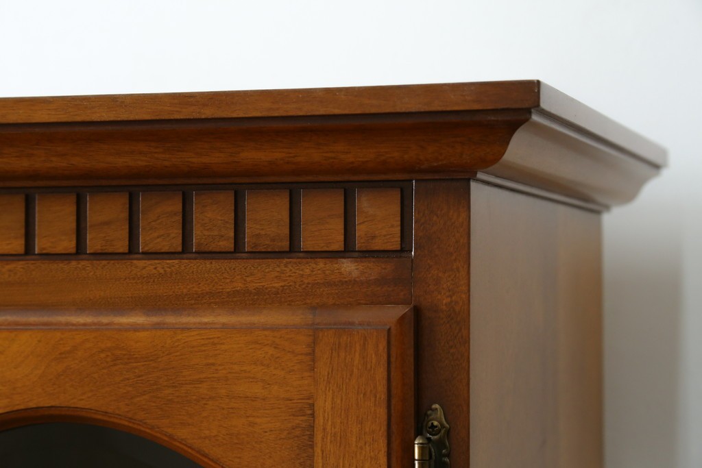 中古　横浜ダニエル(daniel)　イギリスアンティークを彷彿させる佇まいが魅力のカップボード　定価約140万円　(R-068930)