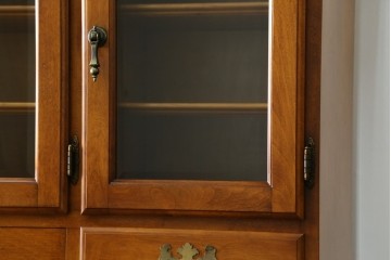 中古　横浜ダニエル(daniel)　イギリスアンティークを彷彿させる佇まいが魅力のカップボード　定価約140万円　(R-068930)