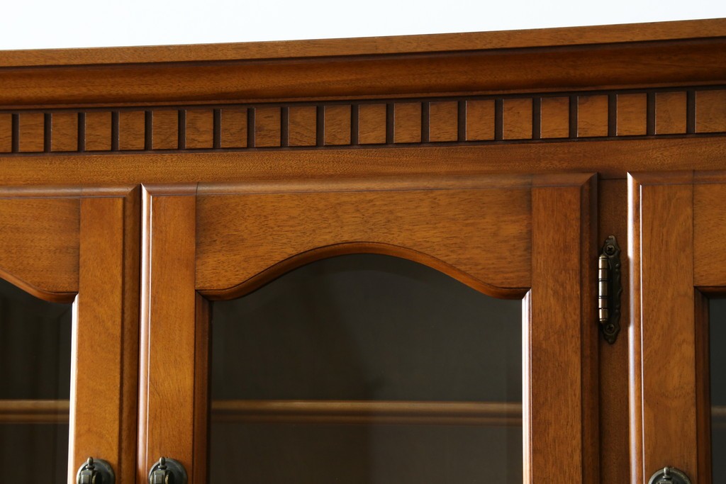 中古　横浜ダニエル(daniel)　イギリスアンティークを彷彿させる佇まいが魅力のカップボード　定価約140万円　(R-068930)