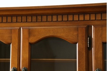 中古　横浜ダニエル(daniel)　イギリスアンティークを彷彿させる佇まいが魅力のカップボード　定価約140万円　(R-068930)