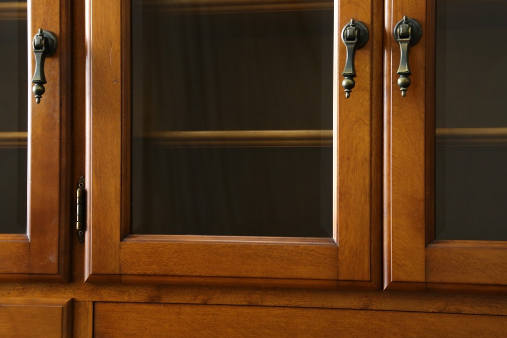 中古　横浜ダニエル(daniel)　イギリスアンティークを彷彿させる佇まいが魅力のカップボード　定価約140万円　(R-068930)