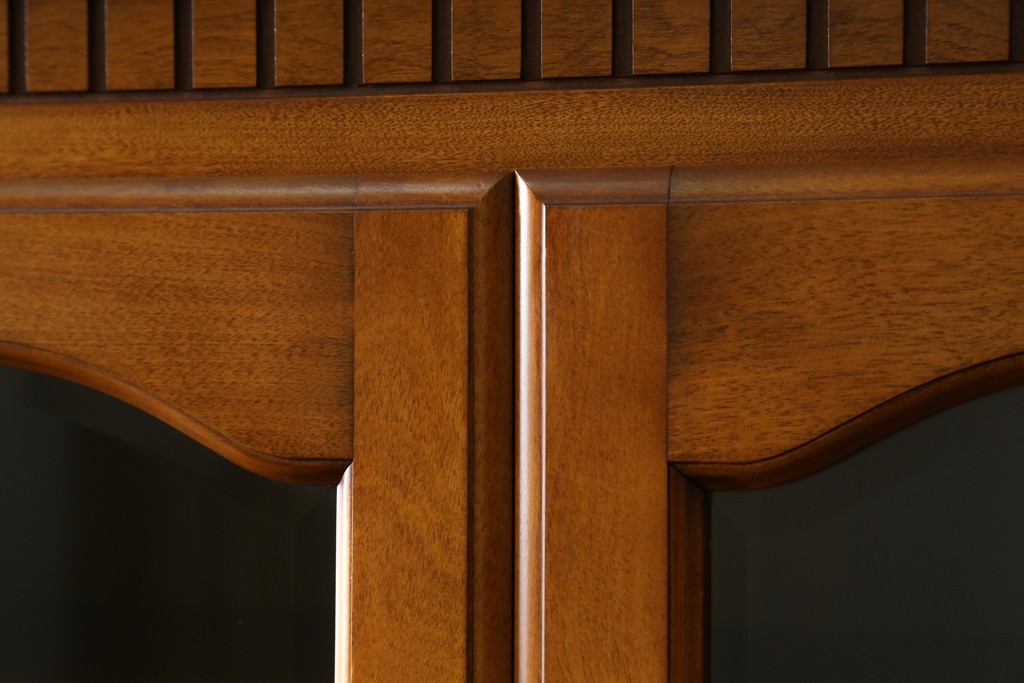 中古　横浜ダニエル(daniel)　イギリスアンティークを彷彿させる佇まいが魅力のカップボード　定価約140万円　(R-068930)