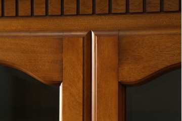 中古　横浜ダニエル(daniel)　イギリスアンティークを彷彿させる佇まいが魅力のカップボード　定価約140万円　(R-068930)