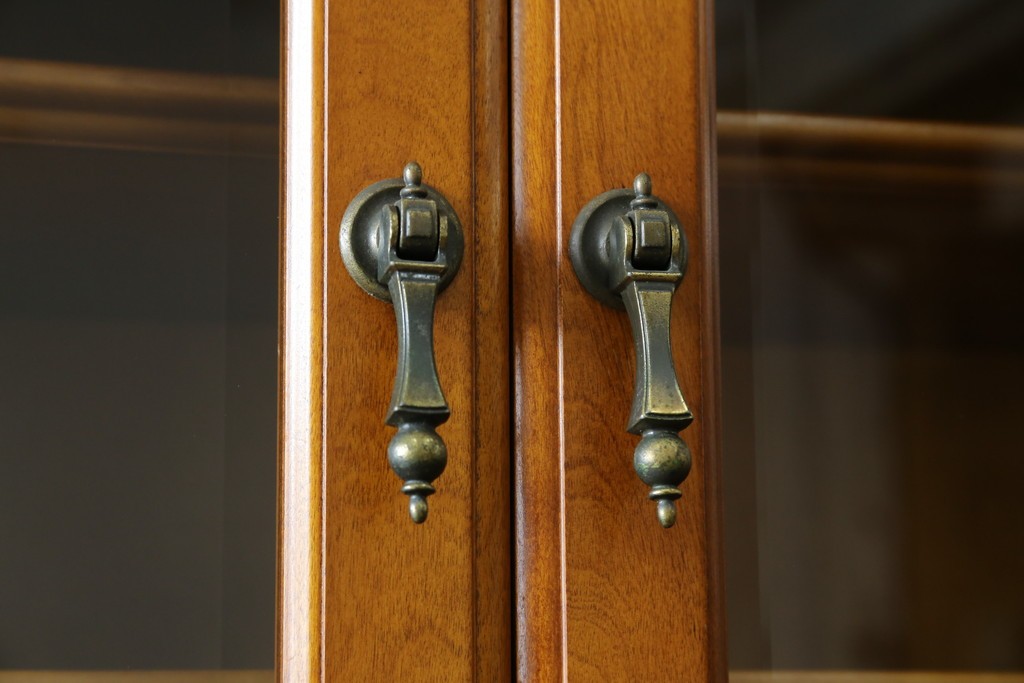 中古　横浜ダニエル(daniel)　イギリスアンティークを彷彿させる佇まいが魅力のカップボード　定価約140万円　(R-068930)