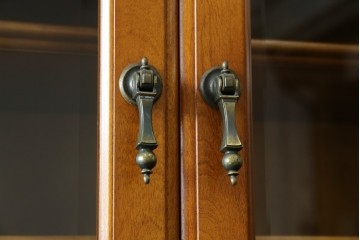 中古　横浜ダニエル(daniel)　イギリスアンティークを彷彿させる佇まいが魅力のカップボード　定価約140万円　(R-068930)