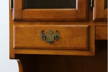 中古　横浜ダニエル(daniel)　イギリスアンティークを彷彿させる佇まいが魅力のカップボード　定価約140万円　(R-068930)