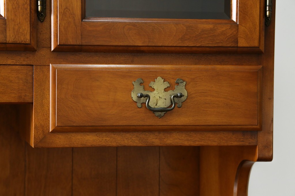 中古　横浜ダニエル(daniel)　イギリスアンティークを彷彿させる佇まいが魅力のカップボード　定価約140万円　(R-068930)