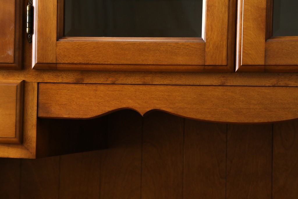 中古　横浜ダニエル(daniel)　イギリスアンティークを彷彿させる佇まいが魅力のカップボード　定価約140万円　(R-068930)