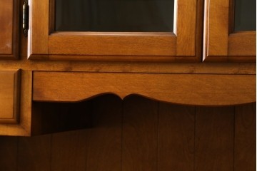 中古　横浜ダニエル(daniel)　イギリスアンティークを彷彿させる佇まいが魅力のカップボード　定価約140万円　(R-068930)