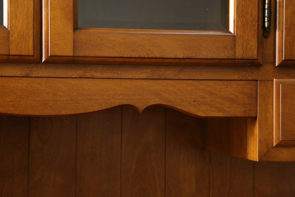 中古　横浜ダニエル(daniel)　イギリスアンティークを彷彿させる佇まいが魅力のカップボード　定価約140万円　(R-068930)