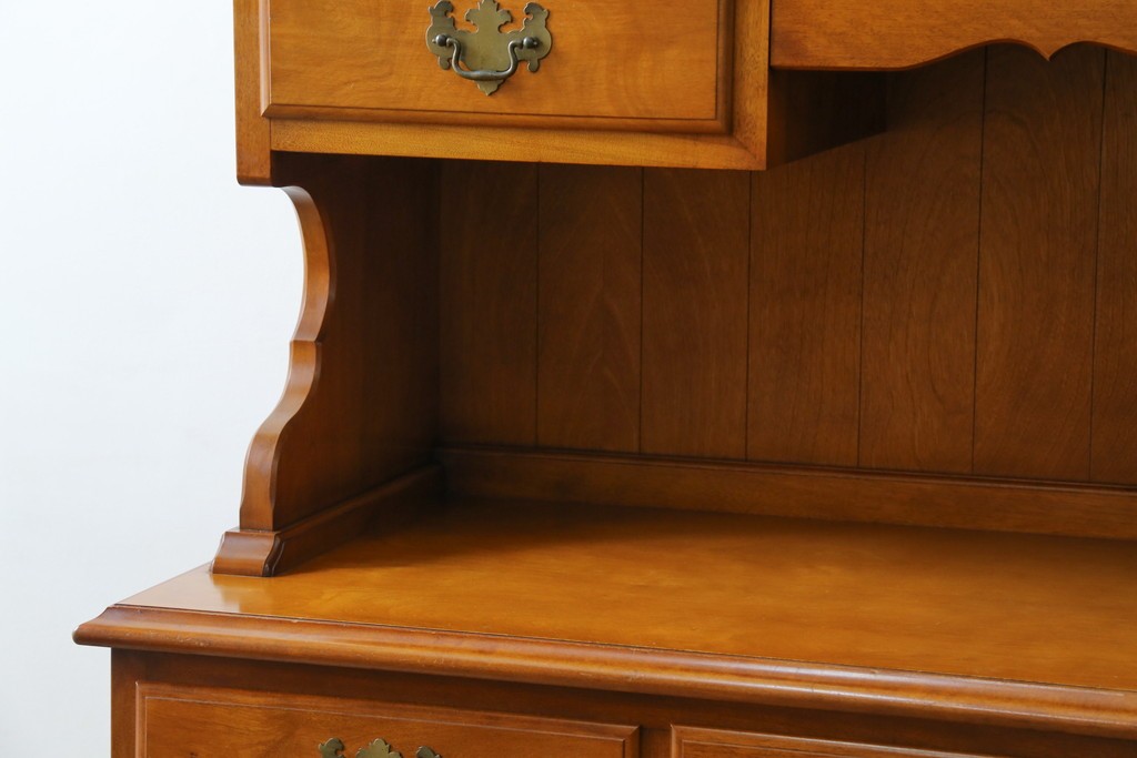 中古　横浜ダニエル(daniel)　イギリスアンティークを彷彿させる佇まいが魅力のカップボード　定価約140万円　(R-068930)