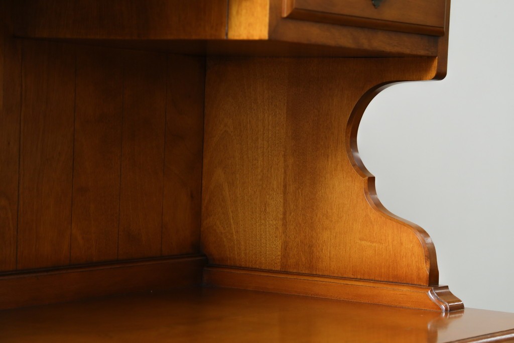 中古　横浜ダニエル(daniel)　イギリスアンティークを彷彿させる佇まいが魅力のカップボード　定価約140万円　(R-068930)