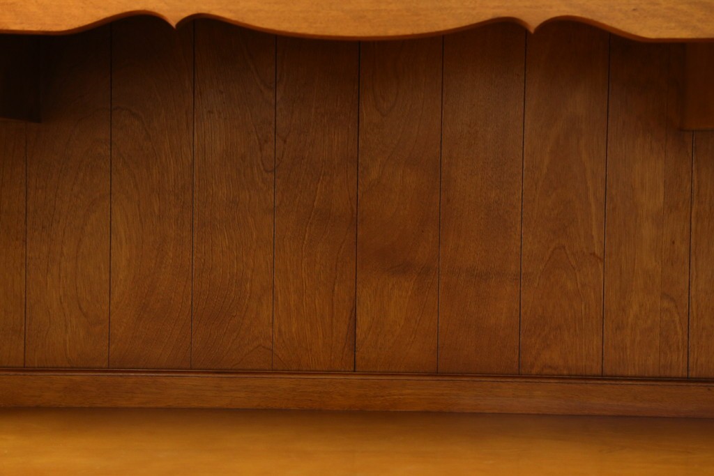 中古　横浜ダニエル(daniel)　イギリスアンティークを彷彿させる佇まいが魅力のカップボード　定価約140万円　(R-068930)