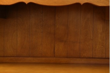 中古　横浜ダニエル(daniel)　イギリスアンティークを彷彿させる佇まいが魅力のカップボード　定価約140万円　(R-068930)